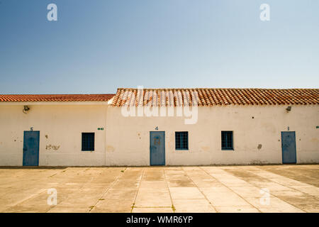 Ex prigione dell'Asinara. Negli anni settanta era una prigione di massima sicurezza, negli ultimi anni è stato attribuito principalmente alla detenzione di membri della mafia e terroristi. Foto Stock