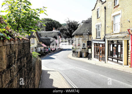 Shanklin, Isle of Wight, Regno Unito. Agosto 15, 2019. I turisti lo shopping nel bellissimo con tetto di paglia di città vecchia a Shanklin sull'Isola di Wight, Regno Unito. Foto Stock