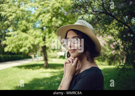 Giovane bella donna incinta a una passeggiata nel parco di Varsavia, Polonia. Lazienki Foto Stock