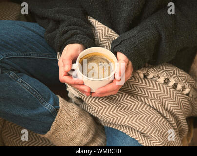 Autunno tazza da caffè con accogliente coperta, cadono deco casa calda weekend con la tazza di caffè,donna azienda tazza di caffè con una coperta, autunno concetto, accogliente lifesty Foto Stock