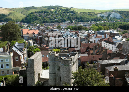 Vista da Lewes Castle Torre Sud sulla torre di Barbican gatehouse, case di città e South Downs paesaggio di campagna del Sussex England Regno Unito KATHY DEWITT Foto Stock