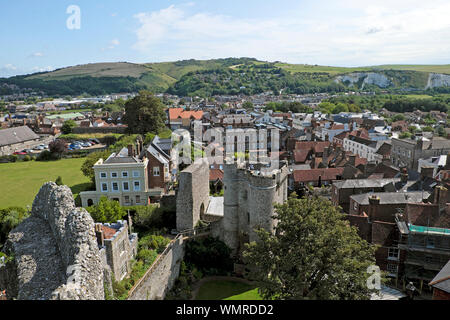 Vista da Lewes Castle Torre Sud sulla torre di Barbican gatehouse, case di città e South Downs paesaggio di campagna del Sussex England Regno Unito KATHY DEWITT Foto Stock