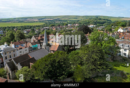 Vista della città di Lewes, chiesa guglia, case, tetti e paesaggio di campagna da Lewes Castle South Tower nel Sussex England Regno Unito KATHY DEWITT Foto Stock