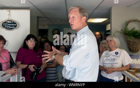 Salem, New Hampshire, Stati Uniti d'America. 05 Sep, 2019. Candidato democratico alla presidenza, TOM STEYER, detiene un municipio presso Agriturismo girarrosti. Credito: Brian Cahn/ZUMA filo/Alamy Live News Foto Stock