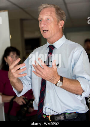 Salem, New Hampshire, Stati Uniti d'America. 05 Sep, 2019. Candidato democratico alla presidenza, TOM STEYER, detiene un municipio presso Agriturismo girarrosti. Credito: Brian Cahn/ZUMA filo/Alamy Live News Foto Stock