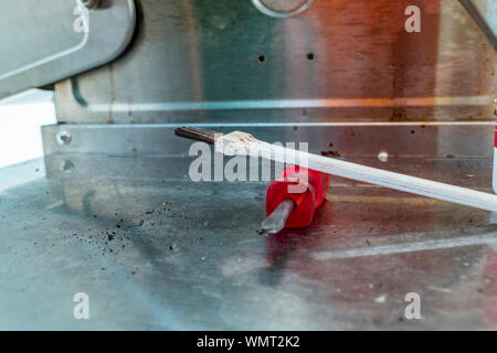 Grill detergente con un cacciavite sulla griglia Foto Stock