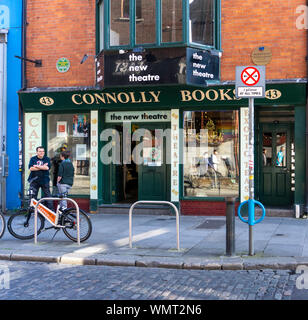 La Connoly Bookshop su East Essex Street a Temple Bar di Dublino, Irlanda,che descrive se stessa come l'Irlanda più antichi della libreria radicale, ha aperto nel 1932. Foto Stock