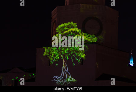 Albero verde alla luce mostra sulla parete del Cremlino di Kazan in Russia Foto Stock