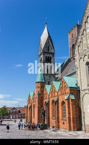 I bambini della scuola di fronte alla Cattedrale di Ribe, Danimarca Foto Stock