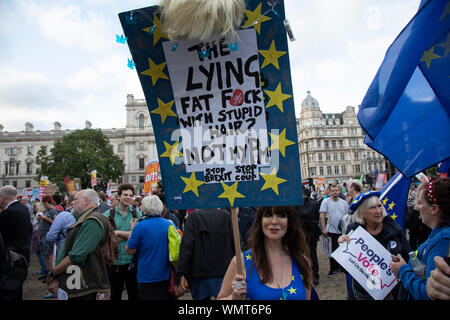 Anti Brexit manifestanti con i messaggi contro Boris Johnson e il governo Tory per arrestare Brexit, arrestare il colpo di Stato e Pro la democrazia a una dimostrazione organizzata da popoli votare a Westminster il giorno che il Parlamento rientro dopo la pausa estiva per il dibattito e la votazione su una proposta di legge per impedire il Regno Unito a lasciare l'UE senza una trattativa alla fine di ottobre, il 3 settembre 2019 a Londra, Inghilterra, Regno Unito. Oggi il Primo Ministro Boris Johnson si troverà di fronte ad un showdown dopo che aveva minacciato di ribelli MPs conservatore che votare contro di lui con la deselezione, e giurò per mirare a scatto elezione generale se MPs suc Foto Stock