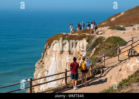 Cascais, Portogallo - Settembre 5, 2019: i turisti a Cabo da Roca, Portogallo. Colazione continentale dell'Europa occidentale-più punto Foto Stock