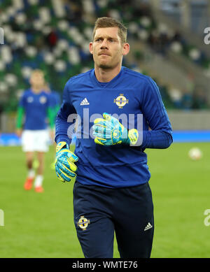 In Irlanda del Nord la Michael McGovern si riscalda prima della International amichevole al Windsor Park di Belfast. Foto Stock