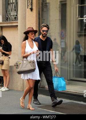Milano, Alex Belli e Delia Duran shopping in centro Alex Belli e Delia Duran, il 30-anno-vecchio modello venezuelano ragazza, arrivare in centro per andare a fare shopping. I due cammini sempre abbracciati e tenendo le mani, spesso lo scambio di effusioni, poi alla fine dei loro acquisti nel 'Armani' boutique che chiama un amico che le preleva in auto. Foto Stock