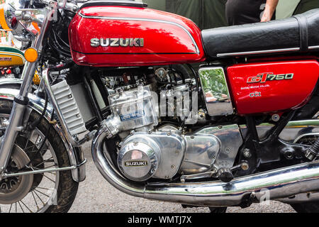 Una vista laterale di una estremità anteriore di una Suzuki GT750 raffreddato ad acqua la moto in 2019 Calne Bike si incontrano. Foto Stock