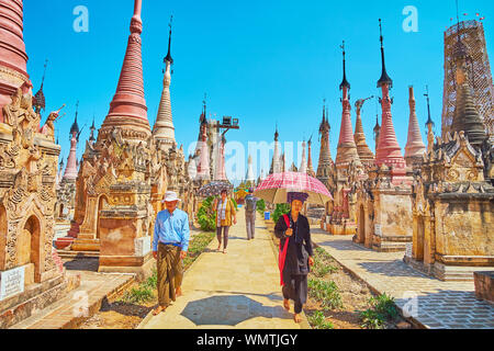 KAKKU, MYANMAR - 20 febbraio 2018: l'antico sito buddista di Kakku pagode è visitato dal locale Pa-Oh pellegrini e turisti che viaggiano a Taung Foto Stock