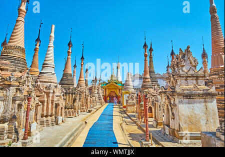 KAKKU, MYANMAR - Febbraio 20, 2018: passeggiata lungo il viale centrale di antico sito di Kakku pagode con una vista su conserve di stupa e gate del temp Foto Stock