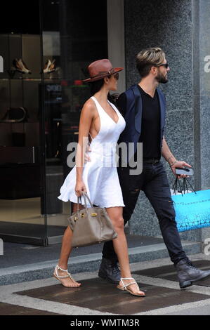 Milano, Alex Belli e Delia Duran shopping in centro Alex Belli e Delia Duran, il 30-anno-vecchio modello venezuelano ragazza, arrivare in centro per andare a fare shopping. I due cammini sempre abbracciati e tenendo le mani, spesso lo scambio di effusioni, poi alla fine dei loro acquisti nel 'Armani' boutique che chiama un amico che le preleva in auto. Foto Stock