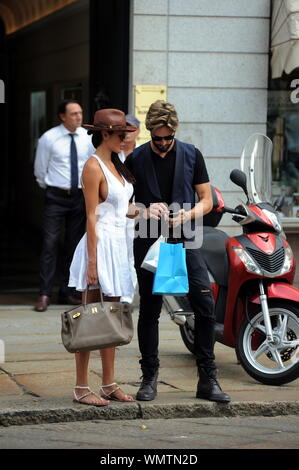 Milano, Alex Belli e Delia Duran shopping in centro Alex Belli e Delia Duran, il 30-anno-vecchio modello venezuelano ragazza, arrivare in centro per andare a fare shopping. I due cammini sempre abbracciati e tenendo le mani, spesso lo scambio di effusioni, poi alla fine dei loro acquisti nel 'Armani' boutique che chiama un amico che le preleva in auto. Foto Stock