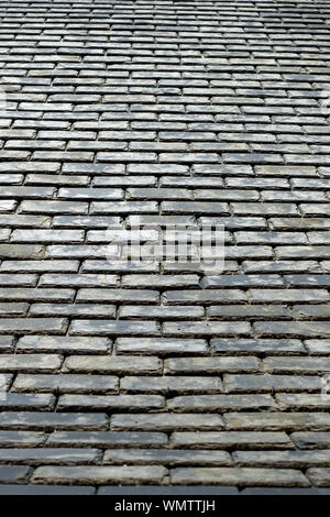 Sullo sfondo di un tetto in ardesia piastrelle su un vecchio edificio Foto Stock