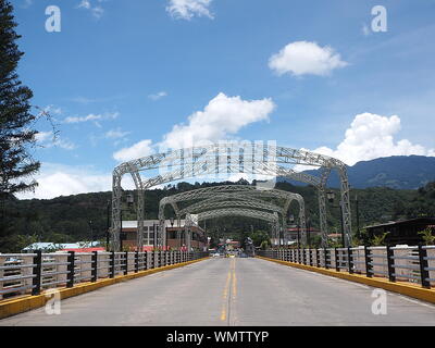 Strada sospesa ad arco in acciaio e ponte pedonale sul fiume Caldera a Boquete, Panama Highlands Foto Stock