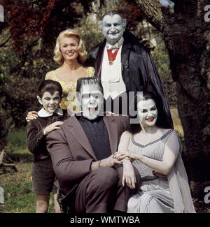 Butch Patrick, Pat Sacerdote, Fred Gwynne, Al Lewis, Yvonne DeCarlo, 'l'Munsters" (1964) di CBS di riferimento del file # 33848-627THA Foto Stock