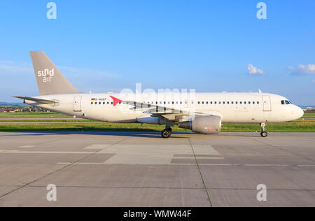 Stoccarda/Germania Agosto 22, 2019: Sundair Airbus A320 all'Aeroporto di Stoccarda. Foto Stock