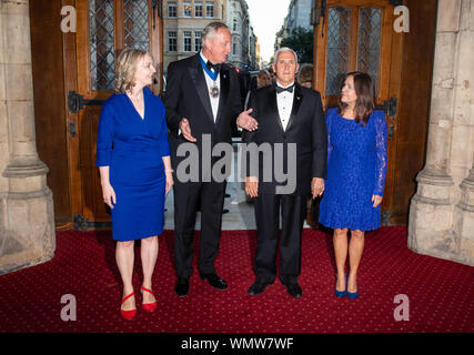 (Da sinistra a destra) il commercio internazionale Segretario Liz Truss, Sindaco di Londra Peter Estlin, Vice Presidente USA Mike Pence e sua moglie Karen Pence arrivano nella città di Londra il commercio internazionale la cena alla Guildhall a Londra. Foto Stock