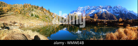 Schwarzsee con boschi di larice e abete rosso di Bosco in autunno con neve fresca su Mt Breitlauihorn e Breithorn (Fafleralp, Lötschental, Alpi del Vallese, Svizzera) Foto Stock