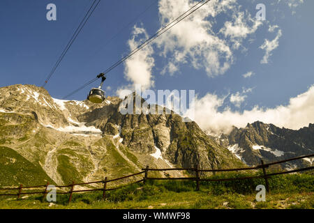 Una cabina del Skyway Monte Bianco funivia portando i turisti a Punta Helbronner picco 3462] (m) nel massiccio del Monte Bianco in estate, Courmayeur, Italia Foto Stock