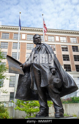 Alaska capitale dello stato della costruzione di Juneau Alaska con una statua di William Henry Seward. Foto Stock