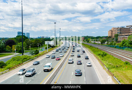 TORONTO, Canada - 29 luglio 2017: il traffico di fine settimana si basa sulla Gardiner Expressway, la principale autostrada che conduce da ovest in città. Foto Stock