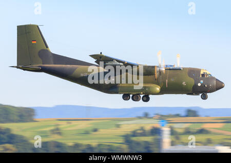 Stoccarda/Germania Agosto 22, 2019: Tedesco Air Force Transall C-160 militari di Stuttgart Airport. Foto Stock