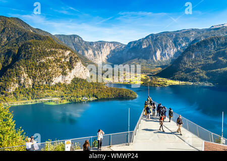 Hallstatt, Austria - OTT 2018: turisti scattare foto e godere la vista delle montagne e lago Hallstatter vedere dal Patrimonio Mondiale punto di vista. Foto Stock