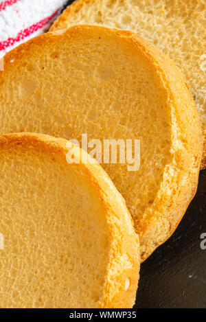 Tre piccoli Crisp cuoce appena fuori dal forno su di un nero slated vassoio Foto Stock