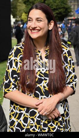 Londra. Regno Unito. Luciana Berger. Ex MP del lavoro ha aderito al gruppo del Partito europeo dei liberali democratici partito. College Green intervista, la Casa del Parlamento, Westminster, London. Regno Unito Foto Stock