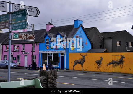 Dipinto luminosamente case nel villaggio di Sneem sulla penisola di Iveragh nella Contea di Kerry in Repubblica di Irlanda Foto Stock