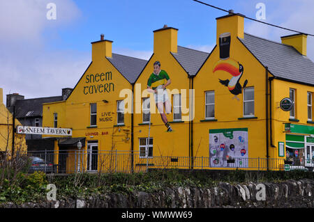 Dipinto luminosamente taverna nel villaggio di Sneem sulla penisola di Iveragh , contea di Kerry in Irlanda Foto Stock