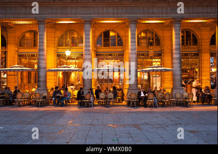 Parigi, Palais Royal, il Cafe Le Nemours Foto Stock