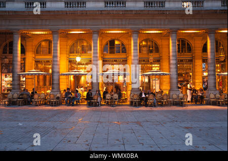 Parigi, Palais Royal, il Cafe Le Nemours Foto Stock