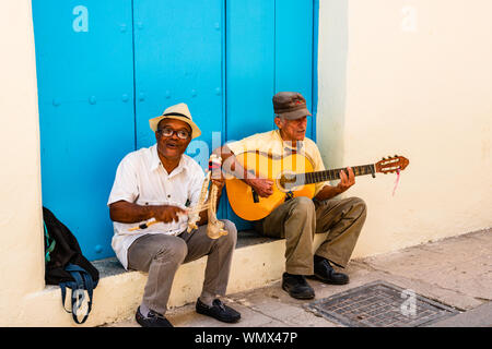 L'Avana, Cuba - 2019. Due musicisti di strada la riproduzione tradizionale musica cubana sulla strada a l'Avana. Foto Stock