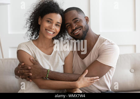 Felice Coppia sorridente cuddling African American Family Portrait. Foto Stock