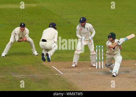 Manchester, Regno Unito. 05 Sep, 2019. Steve Smith di Australia gioca un colpo, come fielder Jos Buttler di Inghilterra prende azione evasiva durante il giorno due del quarto Specsavers Ceneri Test Match, a Old Trafford Cricket Ground, Manchester, Inghilterra. Credito: csm/Alamy Live News Credito: Cal Sport Media/Alamy Live News Foto Stock