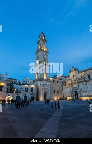 Italia Puglia Provincia di Lecce Lecce. Lecce Cattedrale (Duomo di Lecce, o Cattedrale dell'Assunzione della Virgine) visto dalla Piazza del Duomo. Foto Stock