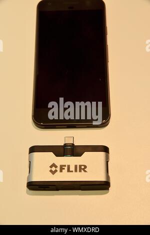 Scattare fotografie con una FLIR Thermal telecamera a raggi infrarossi sul display, con mostra ai partecipanti al CES (Consumer Electronics Show di Las Vegas, NV, STATI UNITI D'AMERICA Foto Stock