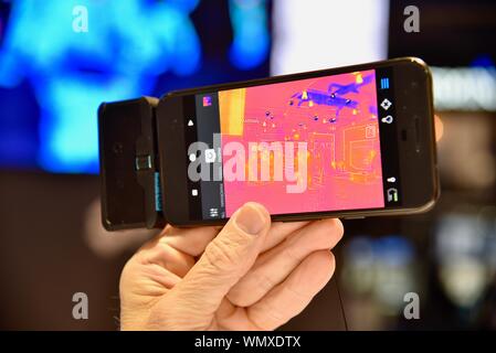 Scattare fotografie con una FLIR Thermal telecamera a raggi infrarossi sul display, con mostra ai partecipanti al CES (Consumer Electronics Show di Las Vegas, NV, STATI UNITI D'AMERICA Foto Stock