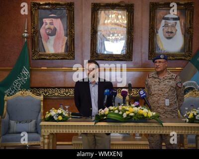 Riyadh, Arabia Saudita. 5 Sep, 2019. Stati Uniti Assistente del segretario del vicino gli affari orientali David Schenker (L) partecipa a una conferenza stampa presso una struttura militare in Al Kharj, a sud di Riyadh, Arabia Saudita, sul Sett. 5, 2019. David Schenker detto il giovedì che negli Stati Uniti è in trattative con lo Yemen di ribelli Houthi in una offerta di fine della guerra civile nel paese. Credito: Tu Yifan/Xinhua/Alamy Live News Foto Stock