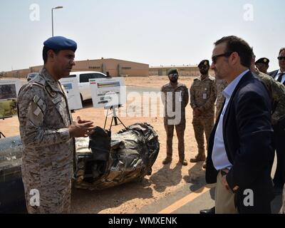 Riyadh, Arabia Saudita. 5 Sep, 2019. Stati Uniti Assistente del segretario del vicino gli affari orientali David Schenker (R) visite a strutture militari in Al Kharj, a sud di Riyadh, Arabia Saudita, sul Sett. 5, 2019. David Schenker detto il giovedì che negli Stati Uniti è in trattative con lo Yemen di ribelli Houthi in una offerta di fine della guerra civile nel paese. Credito: Tu Yifan/Xinhua/Alamy Live News Foto Stock