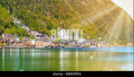 Hallstatt, Austria. Famosa città sul lago alpino Hallstatter vedere nelle Alpi austriache di montagna con condizioni di luce solare intensa. La stagione autunnale. Montagna romantica vill Foto Stock