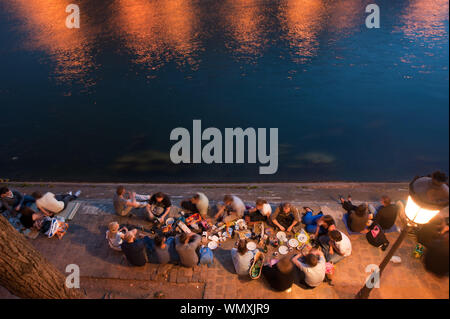 Parigi, Picknick an der Seine, Quai de Bourbon - Parigi, Picknick presso le rive del Fiume Senna, Quai de Bourbon Foto Stock