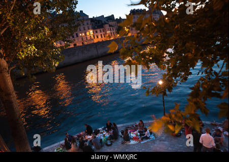 Parigi, Picknick an der Seine, Quai de Bourbon - Parigi, Picknick presso le rive del Fiume Senna, Quai de Bourbon Foto Stock